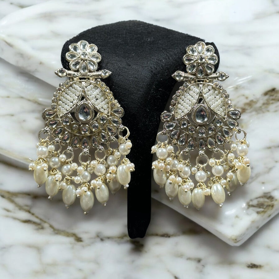 Roshanay Drops earrings white