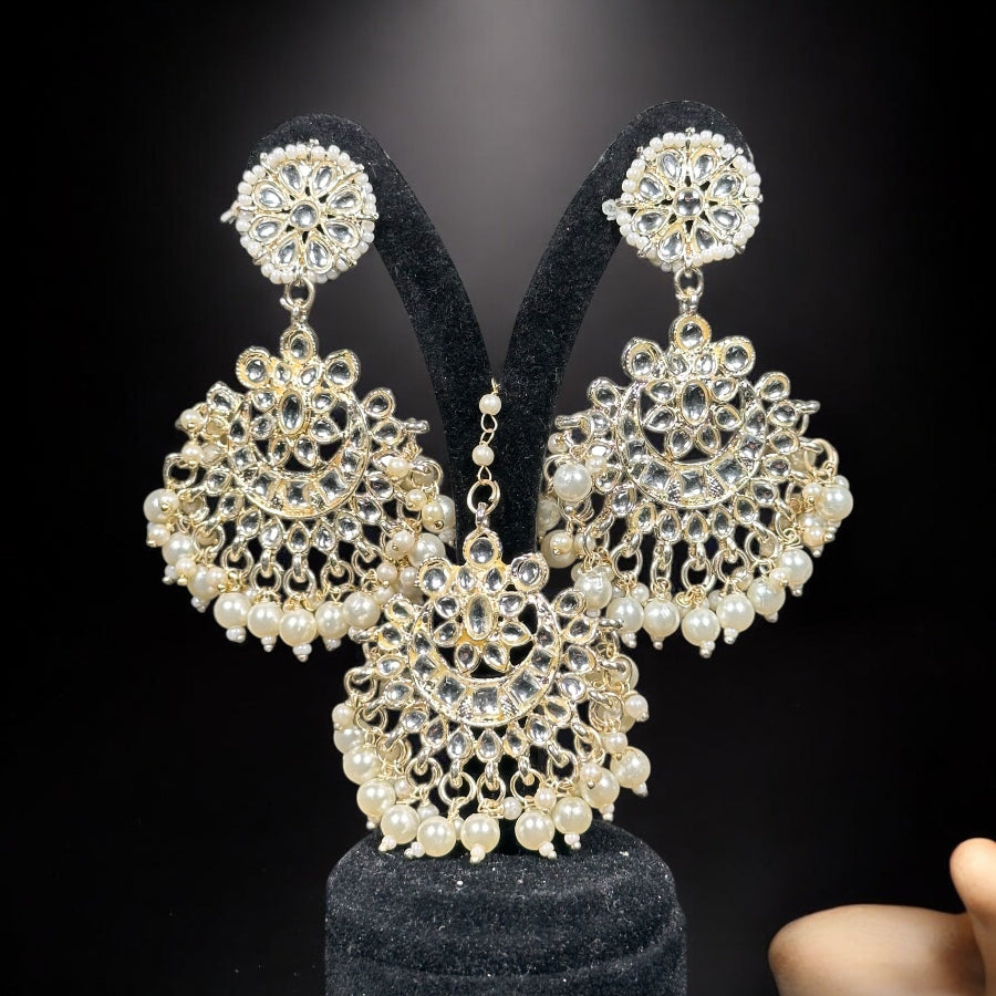 Chandelier Earrings With Mangtika