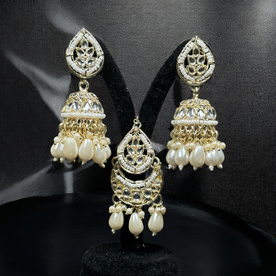 Jhumkay Gold And White with Maangtika