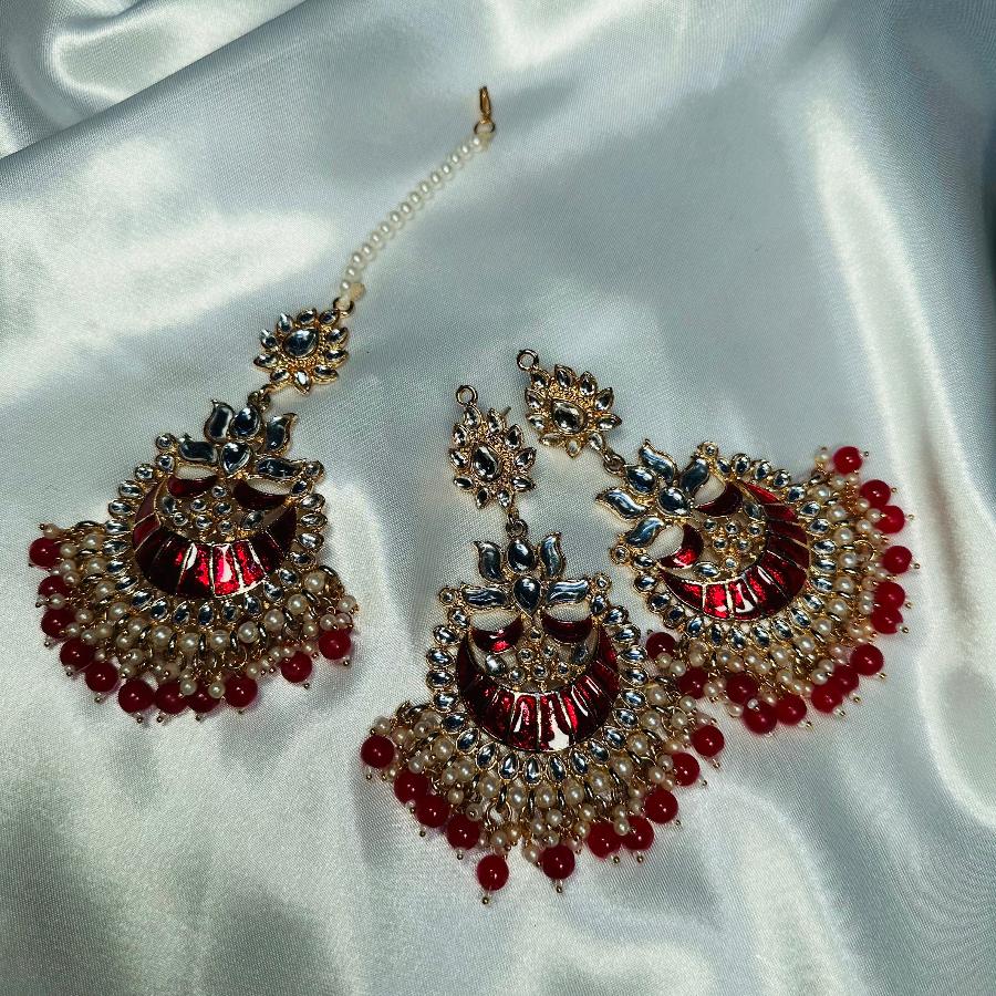 Kundan Earrings with Maang Tikka In Red color